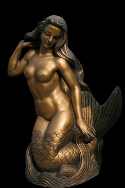 美人鱼与性感女人雕塑