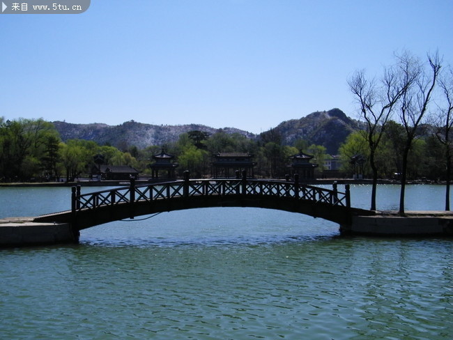 湖中拱桥图片