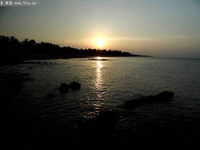 湖边黄昏斜阳风景照