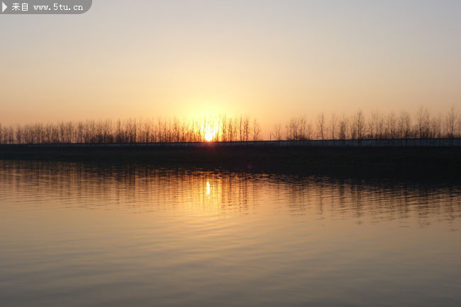 池塘夕阳美景图