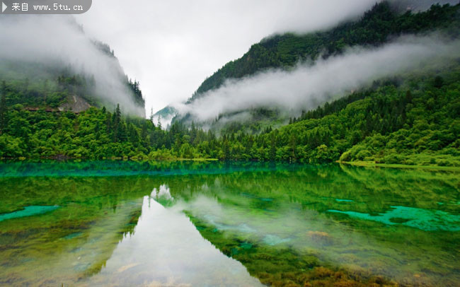 高清湖中倒影图片 自然山水景色