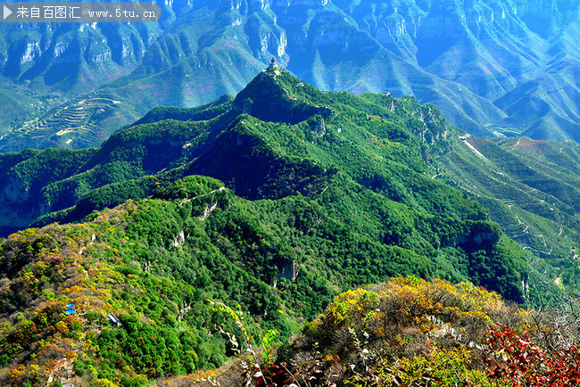 蜿蜒的高山风景图片