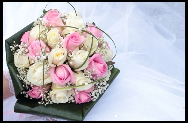 白玫瑰和粉玫瑰捧花
