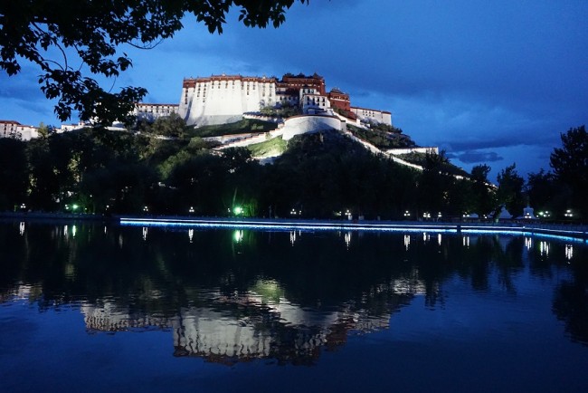 西藏布达拉宫夜景摄影