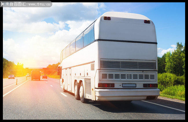 公路上行驶的白色巴士图片素材