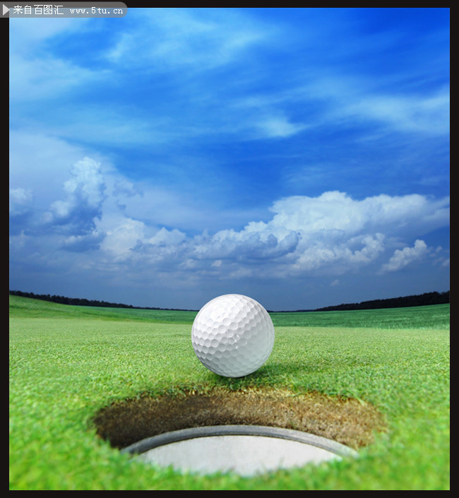 蓝天下的高尔夫球场风景图片