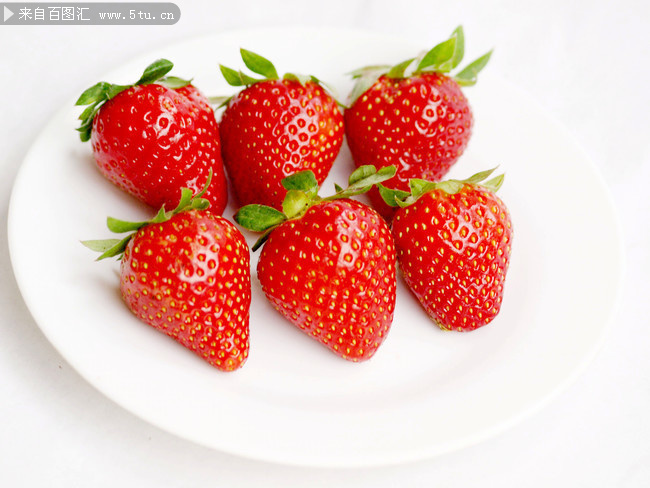 装盘的草莓图片
