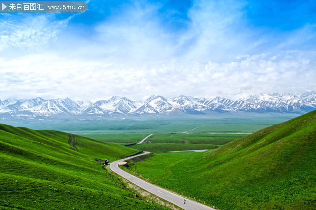 通向雪山的公路风景图片