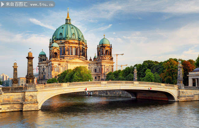 柏林大教堂与施普雷河上的桥梁图片
