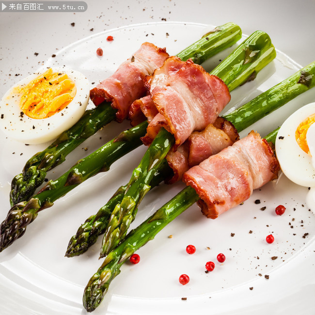 芦笋培根卷与鸡蛋早餐菜品图片