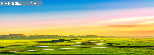 草原湿地上的晚霞风景图