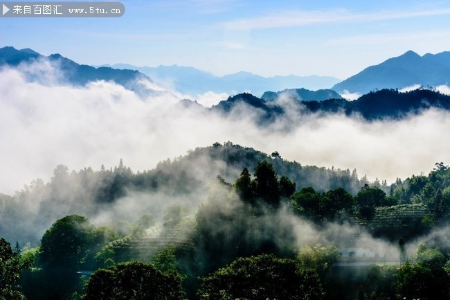 雾漫山峦风光图片