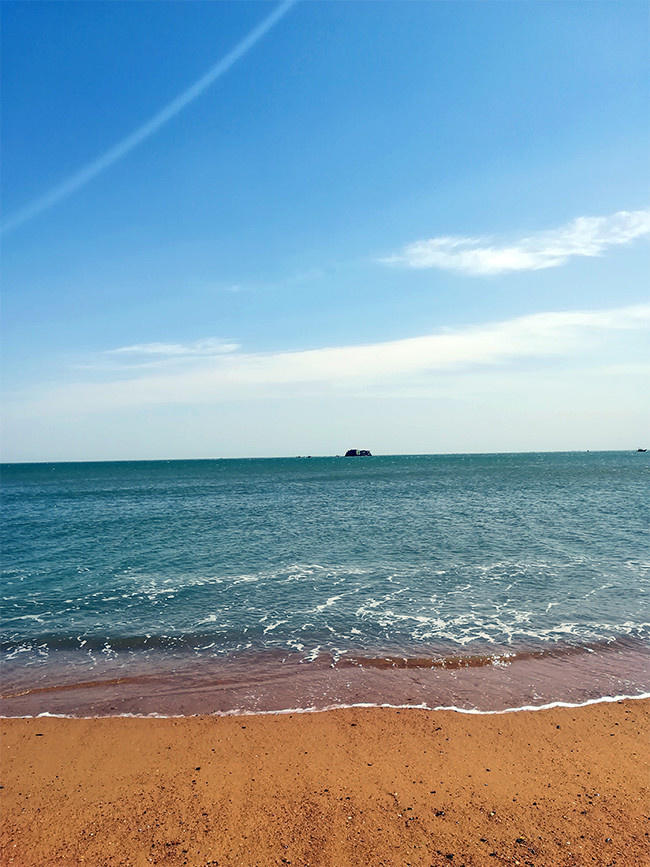 清新夏日沙滩海浪风景图片