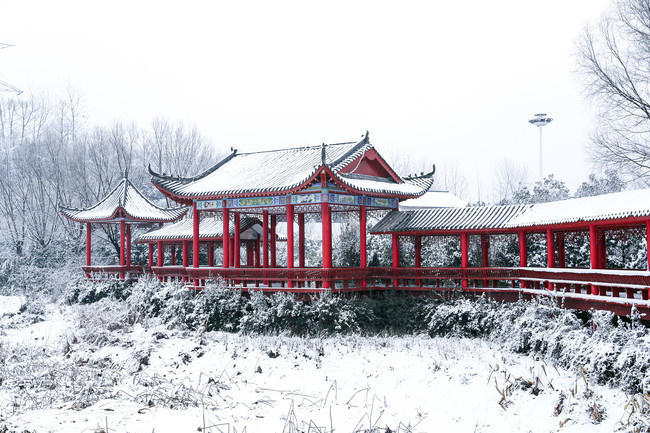 红廊冬雪美景图片