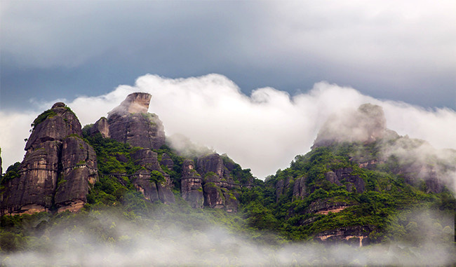 雾气缭绕的龙川霍山图片