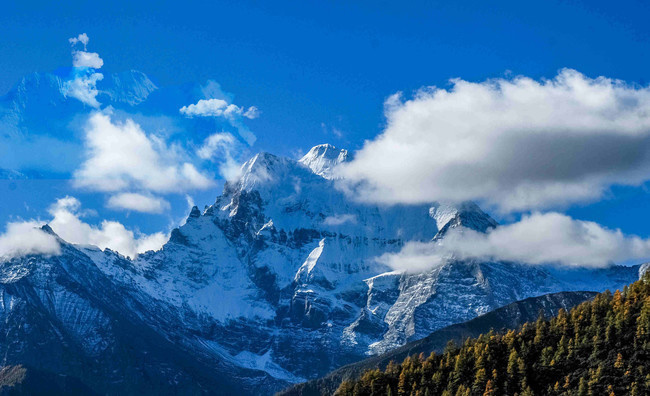 亚丁雪山风景图片素材