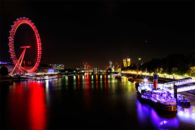 泰晤士河畔城市夜景图片素材