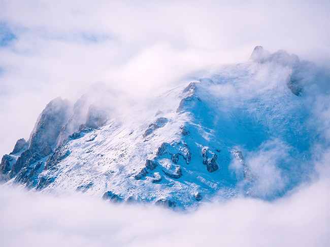 云雾缭绕的雪山景观图片