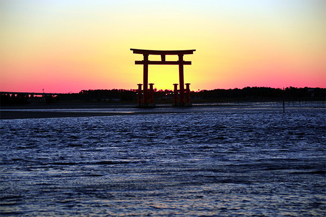 夕阳余晖下的滨名湖图片