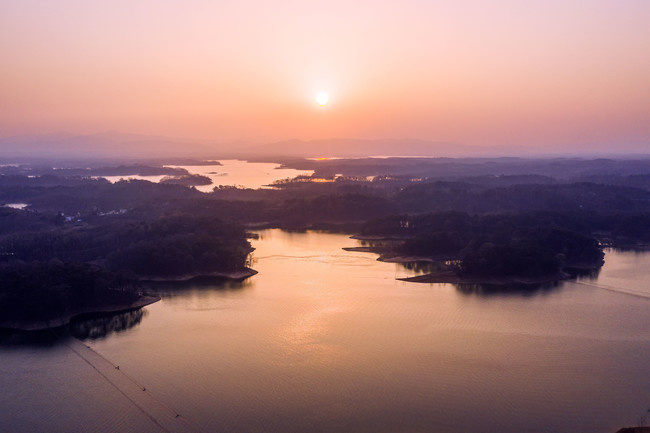 航拍信阳南湾湖夕阳美景