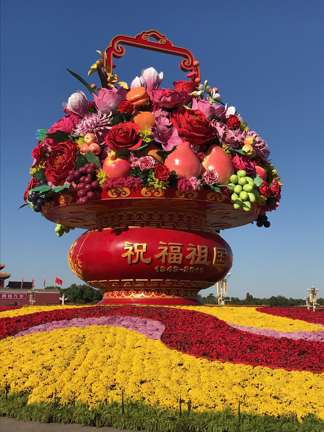 天安门广场上的花篮摄影图片