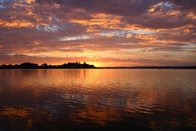 黄昏落日余晖下的湖泊摄影高清图