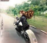 骑摩托车车的美女