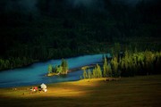 深夜森林湖景图片