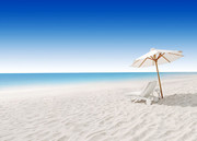 海边沙滩的遮阳伞图片