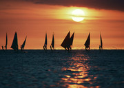 夕阳下的帆船摄影图