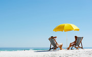 沙滩上的躺椅与遮阳伞图片