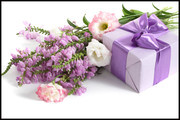 紫色花朵和礼盒高清图片素材