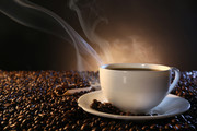 咖啡豆和冒着热气的咖啡图片摄影
