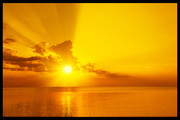 湖面金色夕阳风景图片高清