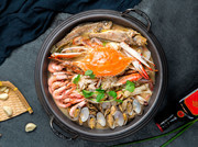 干锅海鲜菜品摄影图片