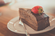 草莓巧克力蛋糕甜点图片