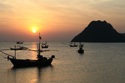 夕阳海湾渔船风景图片素材