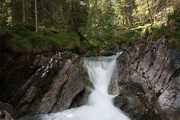 山涧溪流小瀑布图片