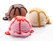 三个不同口味的冰淇淋摄影图片