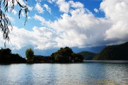 泸沽湖蓝天白云风景图片素材