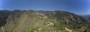 宽幅梯田茶园上的山村风光摄影图片