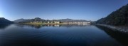 宽幅湖光山色间的宁静村落风景摄影图片