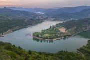 山水相依的几字弯山水风景鸟瞰摄影图片