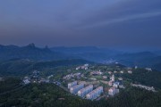 山间小镇的宁静夜色