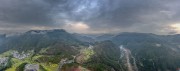 宽幅云雾缭绕的梯田山峦与村落风景摄影图片