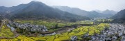 宽幅皖南油菜花田间的古村落春天风景图片