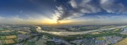 河流穿梭的城市晚霞美景