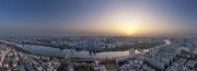 宽幅江河穿梭的城市夕阳全景摄影图片