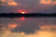 湖面上的绚丽日落
