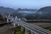 山水间的现代桥梁